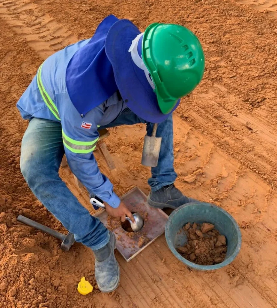 Ensaio de Densidade in Situ com Cone de Areia em Aracatuba